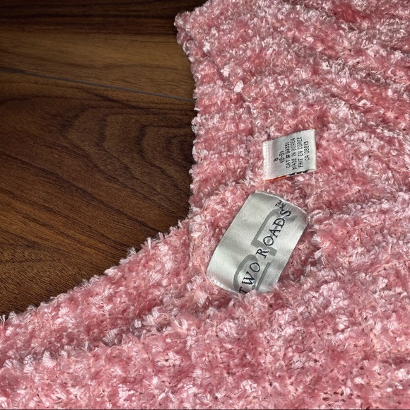 Adorable pink knit by TWO ROADS 💖 - Picture 2 of 2